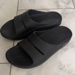 Oofos men’s 7 women’s 9 black rubber comfort waterproof boat fishing deck sandal